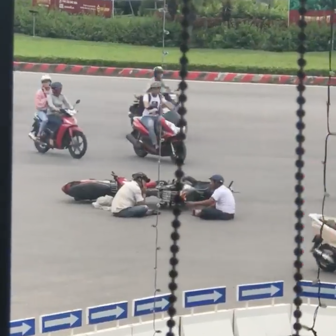 Va chạm giao thông nhưng không lao vào nhau quyết chiến, hai tài xế ở Đà Nẵng khiến cư dân mạng thở phào khi chỉ ngồi tâm sự