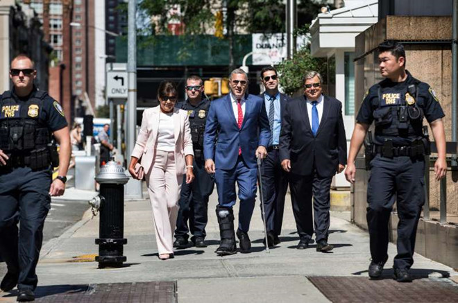 Bố mẹ vợ Tổng thống Trump nhập quốc tịch Mỹ