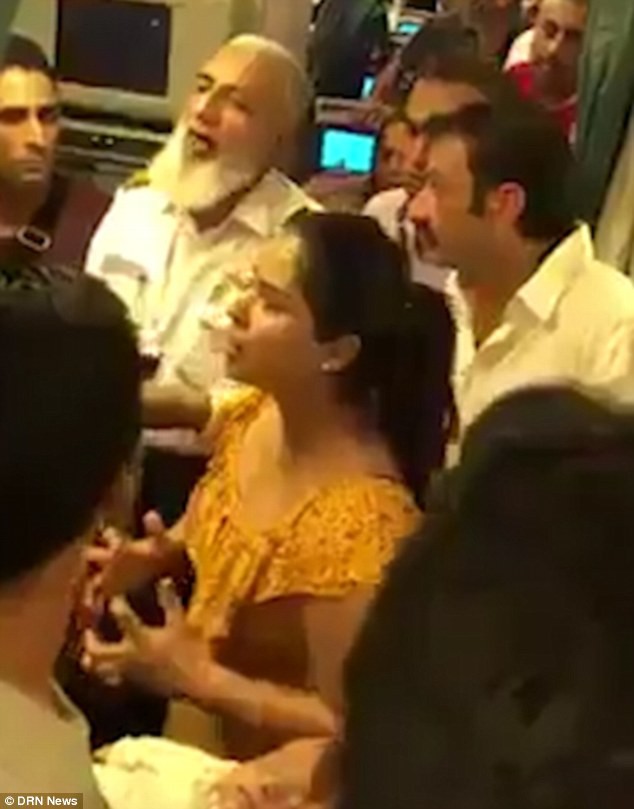 Đợi mãi máy bay không cất cánh, bà mẹ cầu xin tiếp viên mở cửa vì con nhỏ ngạt thở sắp chết nhưng... không được phép