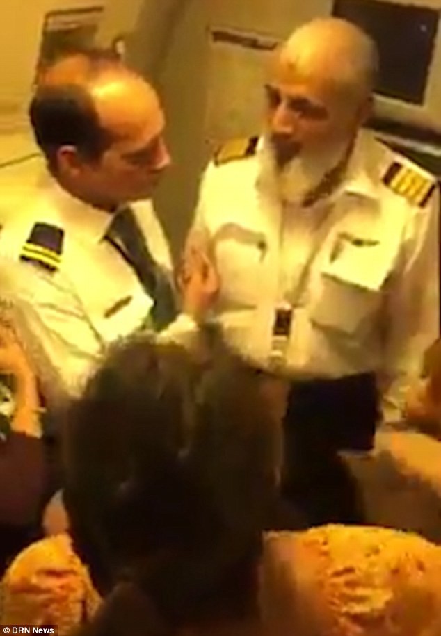 Đợi mãi máy bay không cất cánh, bà mẹ cầu xin tiếp viên mở cửa vì con nhỏ ngạt thở sắp chết nhưng... không được phép