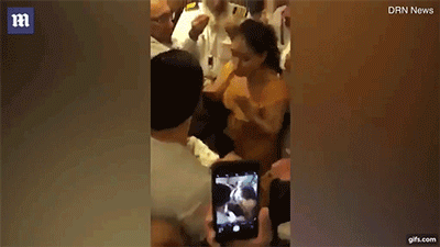 Đợi mãi máy bay không cất cánh, bà mẹ cầu xin tiếp viên mở cửa vì con nhỏ ngạt thở sắp chết nhưng... không được phép