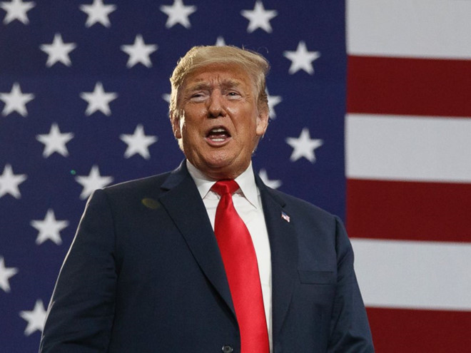 Bố mẹ vợ Tổng thống Trump nhập quốc tịch Mỹ