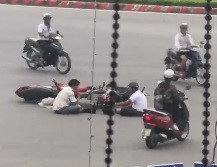 Hai tài xế ngồi trên đường tâm sự sau va chạm giao thông