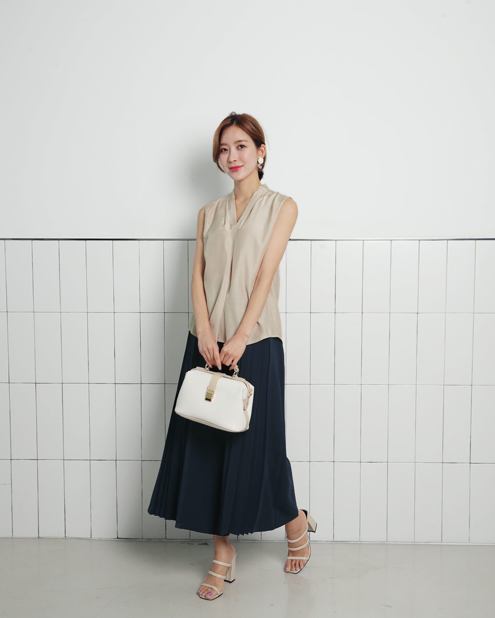 Tưởng sẽ làm lộ bắp tay to nhưng thực ra, mẫu áo này lại giúp cánh tay trông thon gọn hơn bội phần Tưởng sẽ làm lộ bắp tay to nhưng thực ra, mẫu áo này lại giúp cánh tay trông thon gọn hơn bội phần