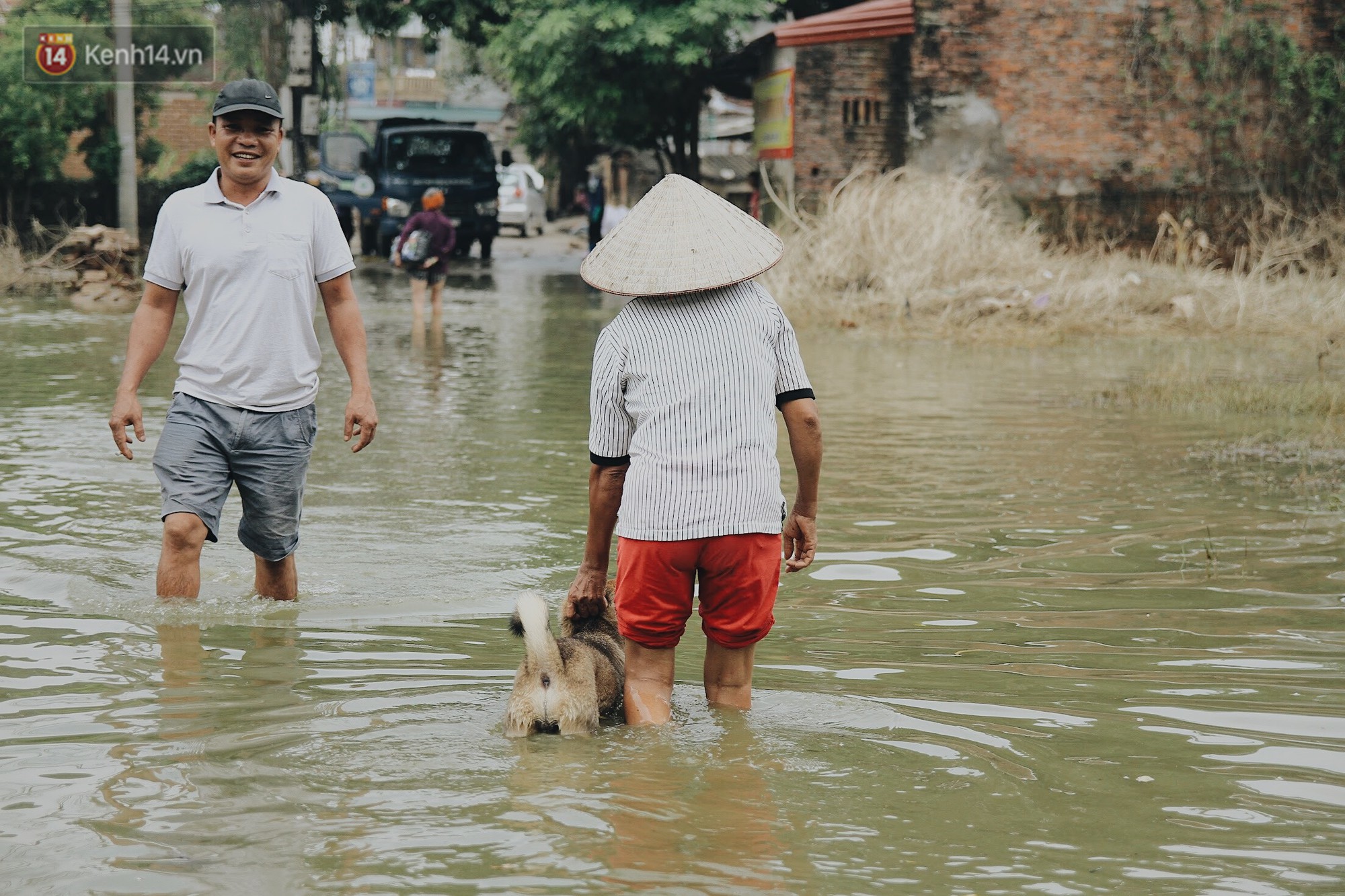 Vui như bà con Chương Mỹ sau trận lũ lịch sử: Mấy đứa cháu được về rồi, nhà cửa rộn ràng hẳn lên!
