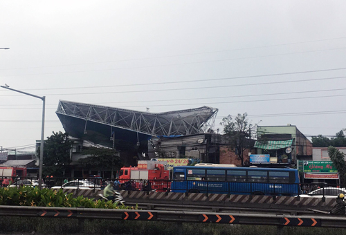 Bảng quảng cáo đè sập nhà ở Sài Gòn, một người chết