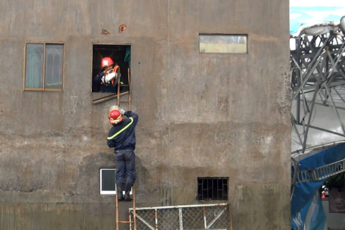 Bảng quảng cáo đè sập nhà ở Sài Gòn, một người chết