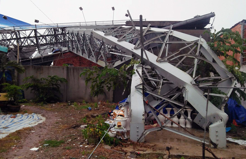 Bảng quảng cáo đè sập nhà ở Sài Gòn, một người chết