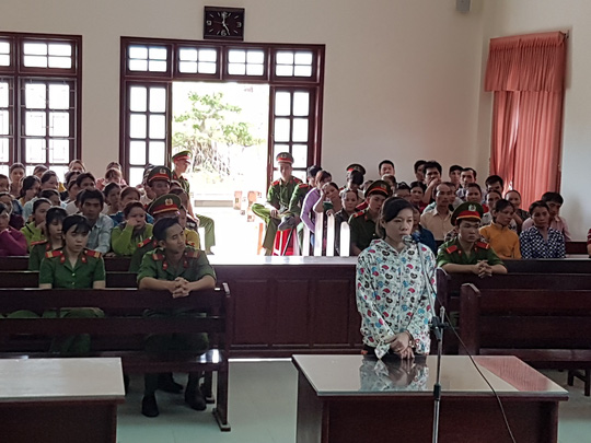 Vì cái chậu, nàng dâu lớn cắn đứt lìa lưỡi nàng dâu nhỏ