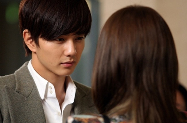 Nửa đêm nhận được tin nhắn nhầm, tôi phát hiện sự thật sau vẻ ngoan hiền của bạn gái