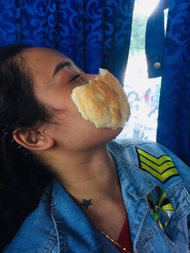 Anh chồng lên mạng dìm hàng cô vợ sinh ra không dành cho ô tô, mỗi lần đi đâu là phải mua cả túi bánh mì làm khẩu trang Anh chồng lên mạng dìm hàng cô vợ sinh ra không dành cho ô tô, mỗi lần đi đâu là phải mua cả túi bánh mì làm khẩu trang