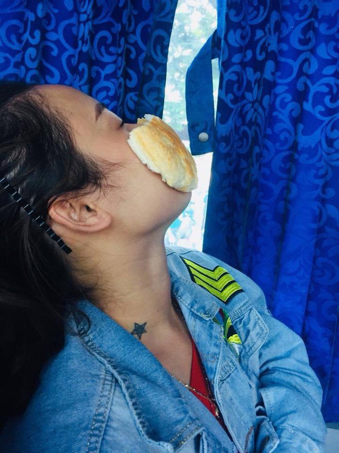 Anh chồng lên mạng dìm hàng cô vợ sinh ra không dành cho ô tô, mỗi lần đi đâu là phải mua cả túi bánh mì làm khẩu trang Anh chồng lên mạng dìm hàng cô vợ sinh ra không dành cho ô tô, mỗi lần đi đâu là phải mua cả túi bánh mì làm khẩu trang
