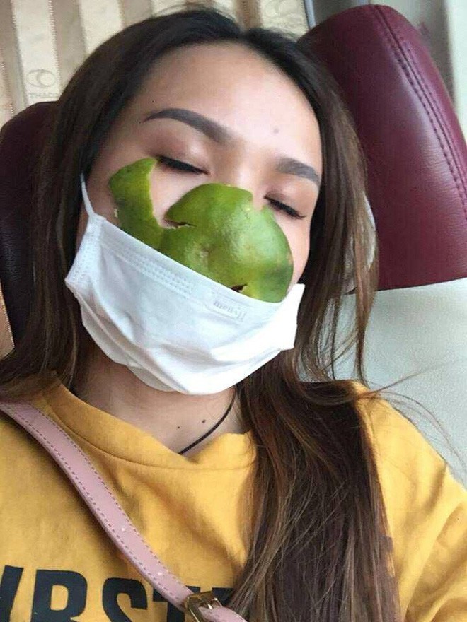 Anh chồng lên mạng dìm hàng cô vợ sinh ra không dành cho ô tô, mỗi lần đi đâu là phải mua cả túi bánh mì làm khẩu trang Anh chồng lên mạng dìm hàng cô vợ sinh ra không dành cho ô tô, mỗi lần đi đâu là phải mua cả túi bánh mì làm khẩu trang