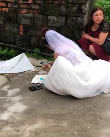 Clip: Mặc kệ quan viên hai họ ăn cỗ, cô dâu vẫn miệt mài ngồi ngoài đường bấm máy tính cộng sổ Clip: Mặc kệ quan viên hai họ ăn cỗ, cô dâu vẫn miệt mài ngồi ngoài đường bấm máy tính cộng sổ
