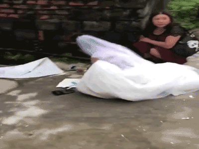 Clip: Mặc kệ quan viên hai họ ăn cỗ, cô dâu vẫn miệt mài ngồi ngoài đường bấm máy tính cộng sổ Clip: Mặc kệ quan viên hai họ ăn cỗ, cô dâu vẫn miệt mài ngồi ngoài đường bấm máy tính cộng sổ