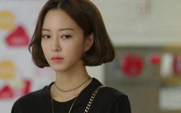 Bắt gặp chồng dẫn em gái mưa đi ăn bữa tối tình nhân, vợ lặng lẽ làm điều này khiến chồng sợ tái mặt