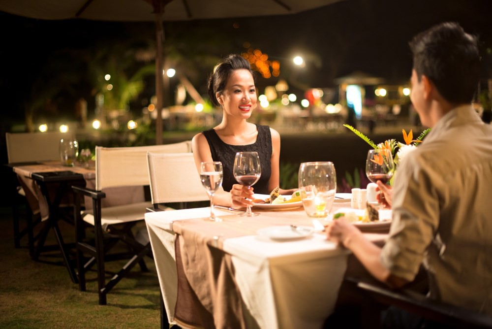 Bắt gặp chồng dẫn em gái mưa đi ăn bữa tối tình nhân, vợ lặng lẽ làm điều này khiến chồng sợ tái mặt