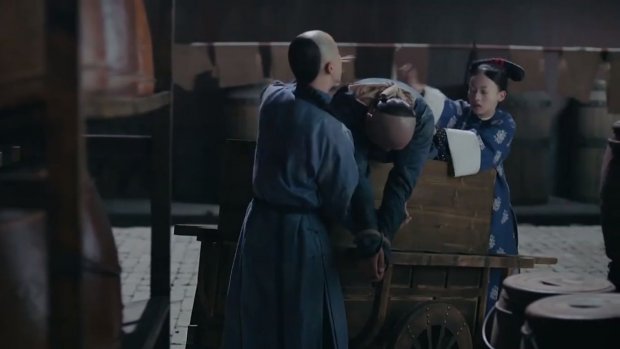 Phim Diên Hi công lược tập 29-30: Ngụy Anh Lạc giết tên thái giám đồng tính biến thái để cứu đồng nghiệp