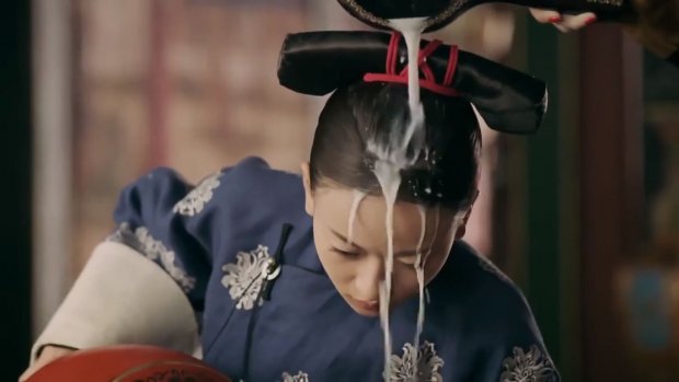 Phim Diên Hi công lược tập 29-30: Ngụy Anh Lạc giết tên thái giám đồng tính biến thái để cứu đồng nghiệp