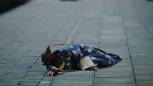 Phim Diên Hi công lược tập 29-30: Ngụy Anh Lạc giết tên thái giám đồng tính biến thái để cứu đồng nghiệp