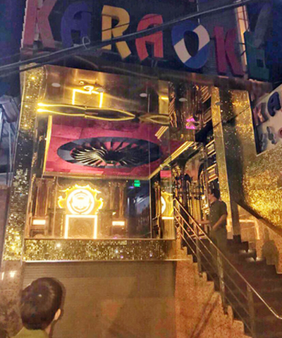 Nhà hàng karaoke ở TP HCM khoá cửa ngăn cảnh sát kiểm tra