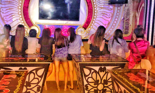 Nhà hàng karaoke ở TP HCM khoá cửa ngăn cảnh sát kiểm tra