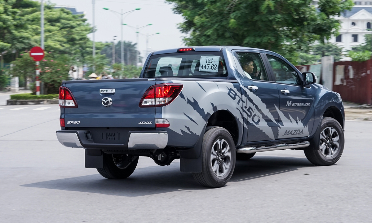 Mazda BT-50 mới thêm trang bị, giá từ 655 triệu đồng