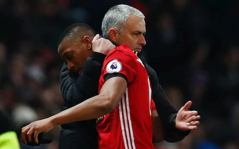 Mourinho chơi trò nói vậy mà không phải vậy với Pogba và Martial?