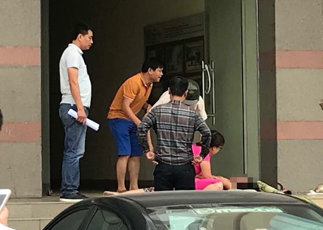 Con gái khóc ngất bên thi thể mẹ nhảy từ chung cư cao tầng xuống
