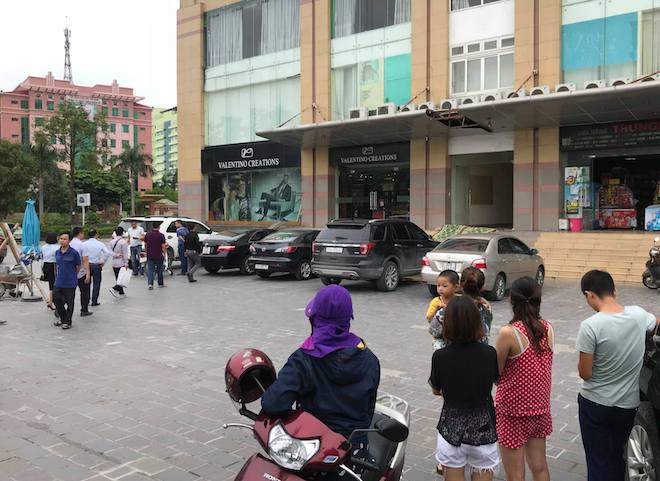 Con gái khóc ngất bên thi thể mẹ nhảy từ chung cư cao tầng xuống