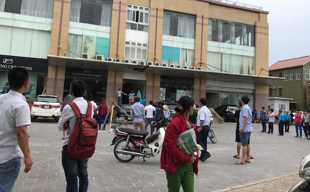 Con gái khóc ngất bên thi thể mẹ nhảy từ chung cư cao tầng xuống Con gái khóc ngất bên thi thể mẹ nhảy từ chung cư cao tầng xuống