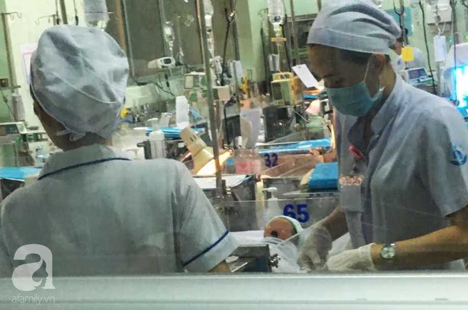 Bé trai bị mẹ nghiện ma túy và nhiễm HIV bỏ rơi đang được điều trị cắt cơn nghiện tại BV Nhi Đồng