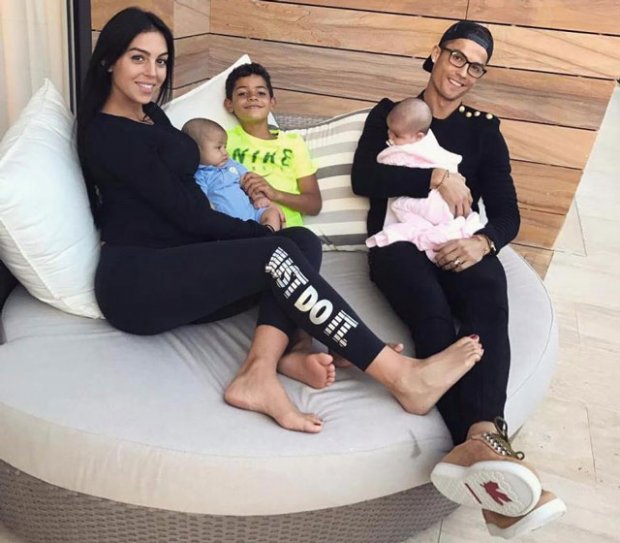 Danh thủ 800 tỷ Ronaldo ném bạn gái bay khỏi du thuyền triệu USD