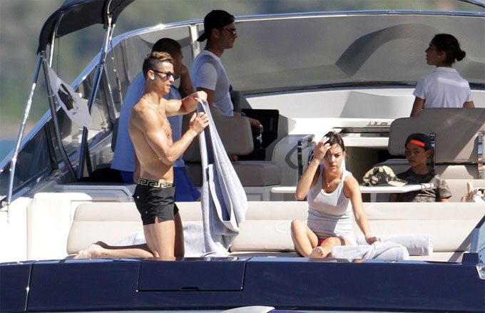 Danh thủ 800 tỷ Ronaldo ném bạn gái bay khỏi du thuyền triệu USD