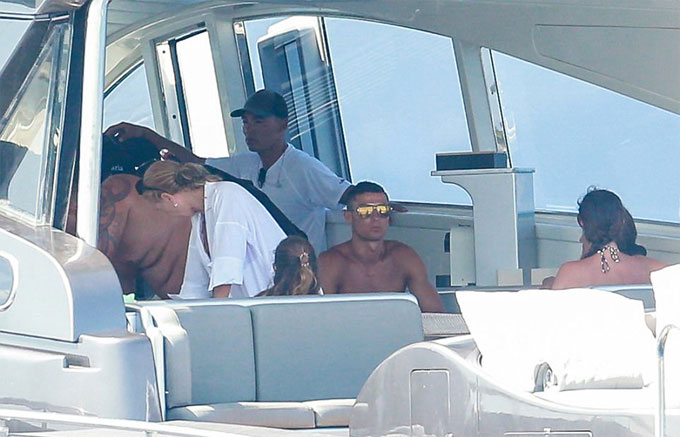 Danh thủ 800 tỷ Ronaldo ném bạn gái bay khỏi du thuyền triệu USD