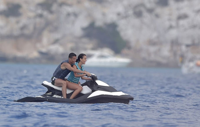 Danh thủ 800 tỷ Ronaldo ném bạn gái bay khỏi du thuyền triệu USD