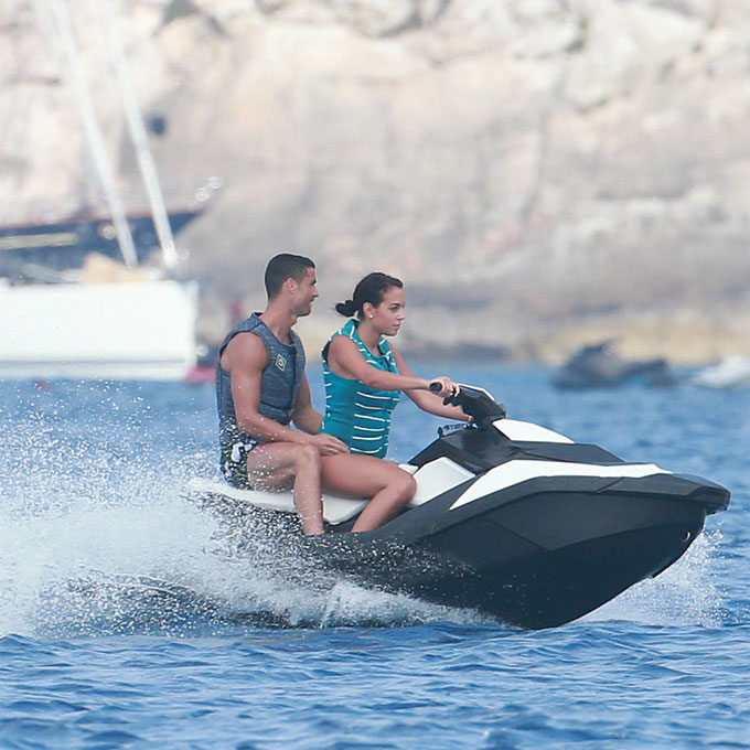 Danh thủ 800 tỷ Ronaldo ném bạn gái bay khỏi du thuyền triệu USD