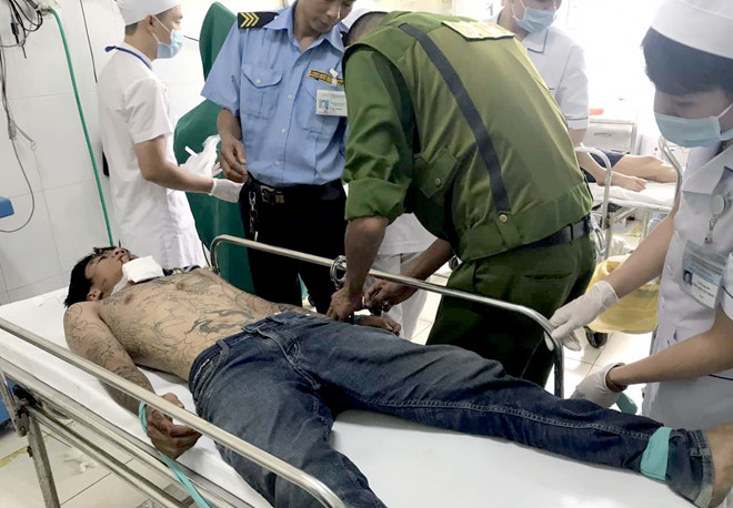 Con trai ngáo đá dọa giết mẹ rồi tự tử