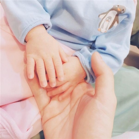 Sau hơn 1 năm úp mở, cuối cùng ca sĩ Nam Cường cũng chịu khoe ảnh cận mặt con trai