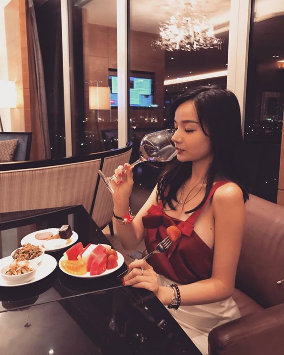 Ngắm thân hình bốc lửa của người đẹp được Phan Hải tán tỉnh trong Người phán xử tiền truyện Ngắm thân hình bốc lửa của người đẹp được Phan Hải tán tỉnh trong Người phán xử tiền truyện