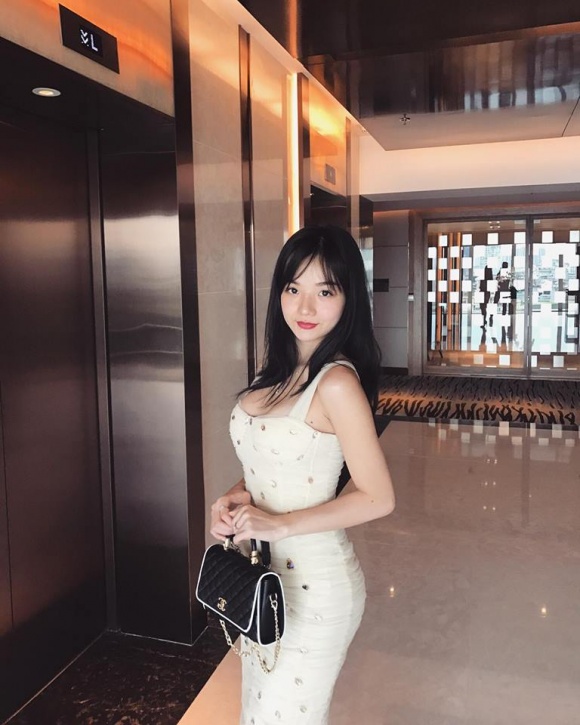 Ngắm thân hình bốc lửa của người đẹp được Phan Hải tán tỉnh trong Người phán xử tiền truyện Ngắm thân hình bốc lửa của người đẹp được Phan Hải tán tỉnh trong Người phán xử tiền truyện