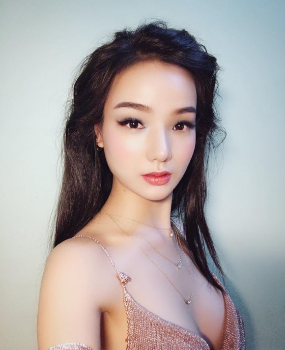 Ngắm thân hình bốc lửa của người đẹp được Phan Hải tán tỉnh trong Người phán xử tiền truyện Ngắm thân hình bốc lửa của người đẹp được Phan Hải tán tỉnh trong Người phán xử tiền truyện