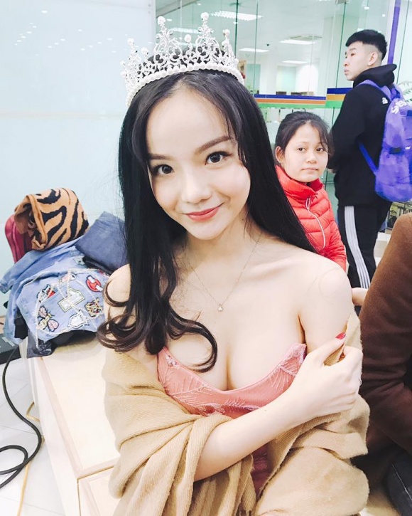 Ngắm thân hình bốc lửa của người đẹp được Phan Hải tán tỉnh trong Người phán xử tiền truyện Ngắm thân hình bốc lửa của người đẹp được Phan Hải tán tỉnh trong Người phán xử tiền truyện