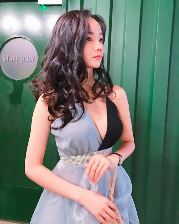 Ngắm thân hình bốc lửa của người đẹp được Phan Hải tán tỉnh trong Người phán xử tiền truyện Ngắm thân hình bốc lửa của người đẹp được Phan Hải tán tỉnh trong Người phán xử tiền truyện