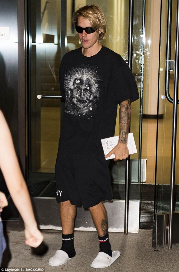 Không cần đoán mò nữa, Justin Bieber đã nói lý do bỗng dưng òa khóc