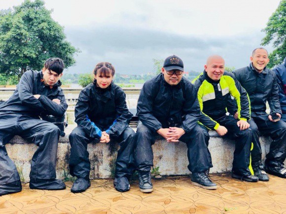 Chịu chơi như vợ chồng Khởi My - Kelvin Khánh, sẵn sàng chạy mô tô vài trăm km đi phượt