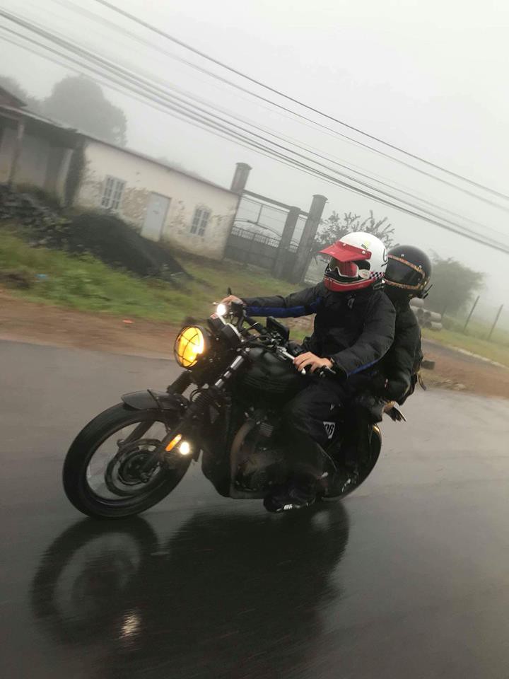 Chịu chơi như vợ chồng Khởi My - Kelvin Khánh, sẵn sàng chạy mô tô vài trăm km đi phượt