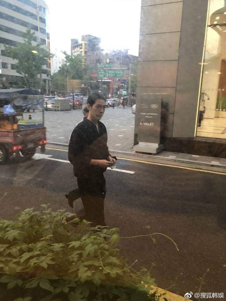 Sau 1 năm chiến đấu với bệnh ung thư, Kim Woo Bin cuối cùng đã lộ diện với thân hình gầy gò đáng xót xa Sau 1 năm chiến đấu với bệnh ung thư, Kim Woo Bin cuối cùng đã lộ diện với thân hình gầy gò đáng xót xa