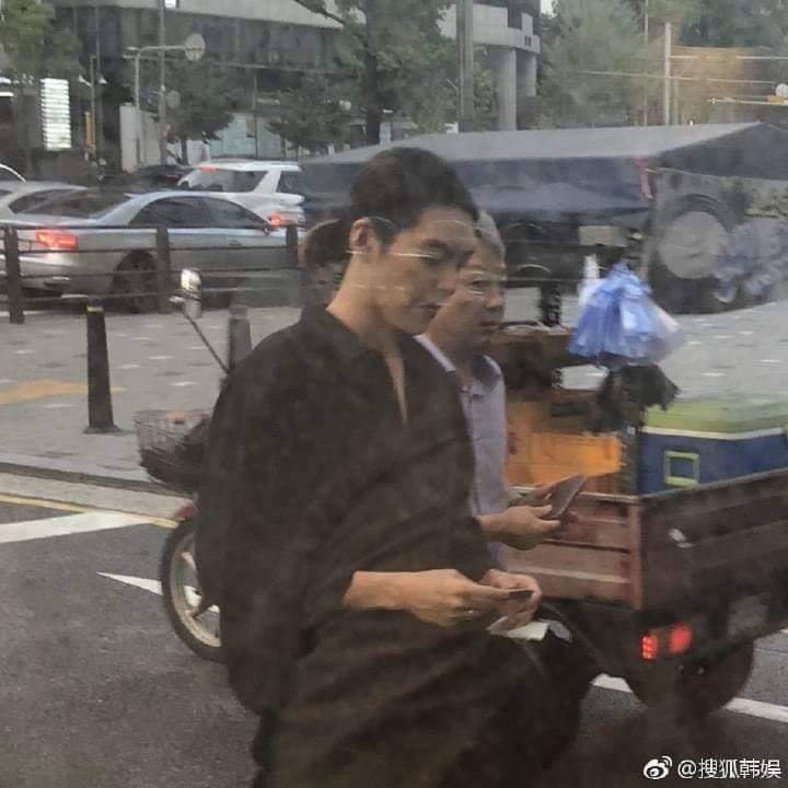 Sau 1 năm chiến đấu với bệnh ung thư, Kim Woo Bin cuối cùng đã lộ diện với thân hình gầy gò đáng xót xa