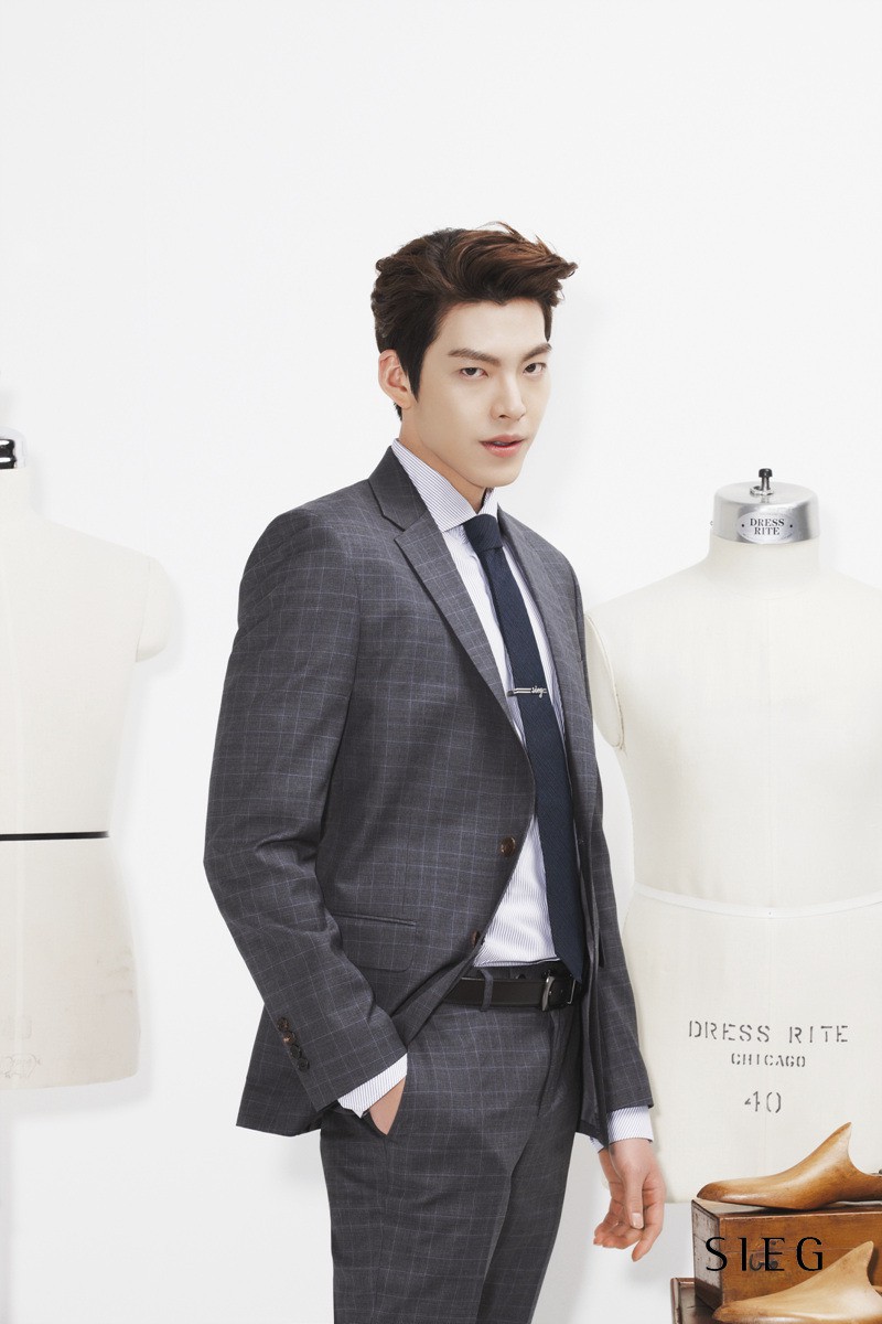 Sau 1 năm chiến đấu với bệnh ung thư, Kim Woo Bin cuối cùng đã lộ diện với thân hình gầy gò đáng xót xa
